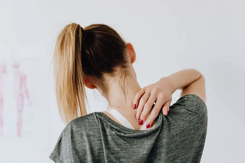9 Pressure Points For Upper Back Pain I’ve Learned From My Therapist